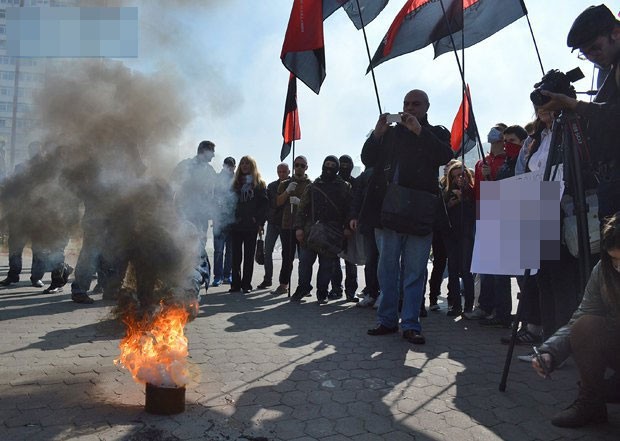 Vào ngày 2/10, sau khi rời Văn phòng Tổng thống, đoàn người tham gia cùng các thành viên nhóm Right Sector đã tụ tập biểu tình ở ngoài trụ sở CEC.